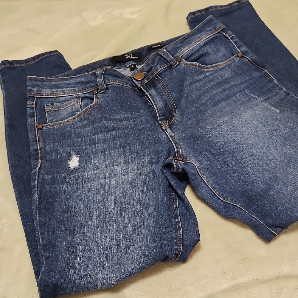 LOW $4.99 SHIPPING 1822 Denim Blue Women's Jeans.  Size 8 ADRIANNA STYLE